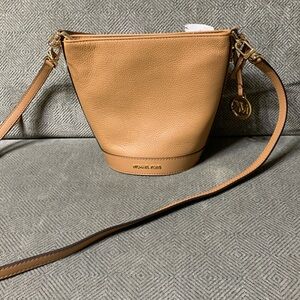 BRAND NEW 🔥 MICHAEL KORS BUCKET XBODY 😍